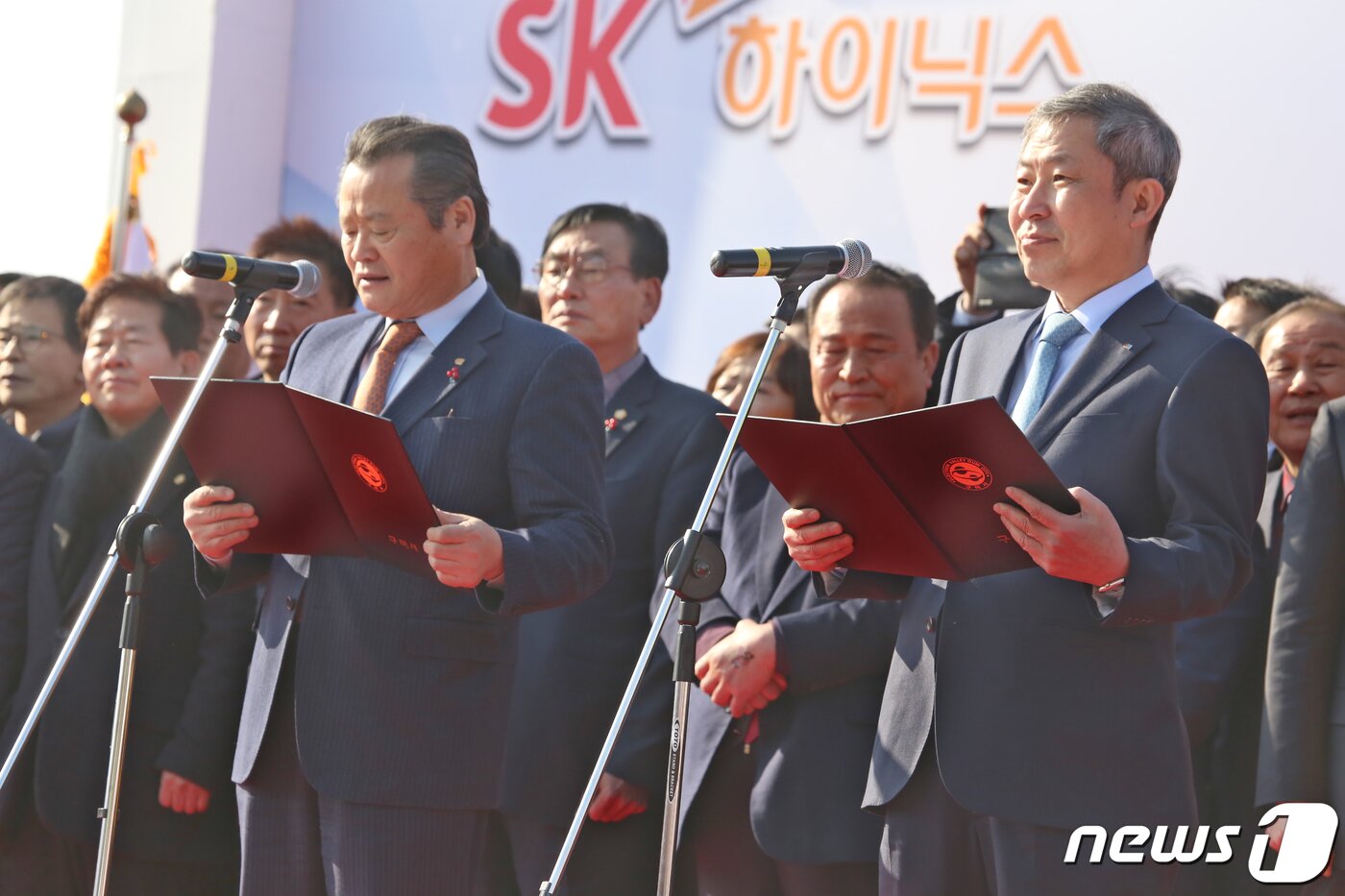 본문 이미지 - 30일 오후 경북 구미 국가5산업단지에서 열린 하이닉스 구미유치의 열망을 모으기 위한 '희망 2019! 대구·경북 시도민 상생경제 한마음축제'에서 이재하 대구상의회장(왼쪽)과 조정문 경북상의회장이 결의문을 낭독하고 있다.2019.1.30/뉴스1 ⓒ News1 정우용 기자