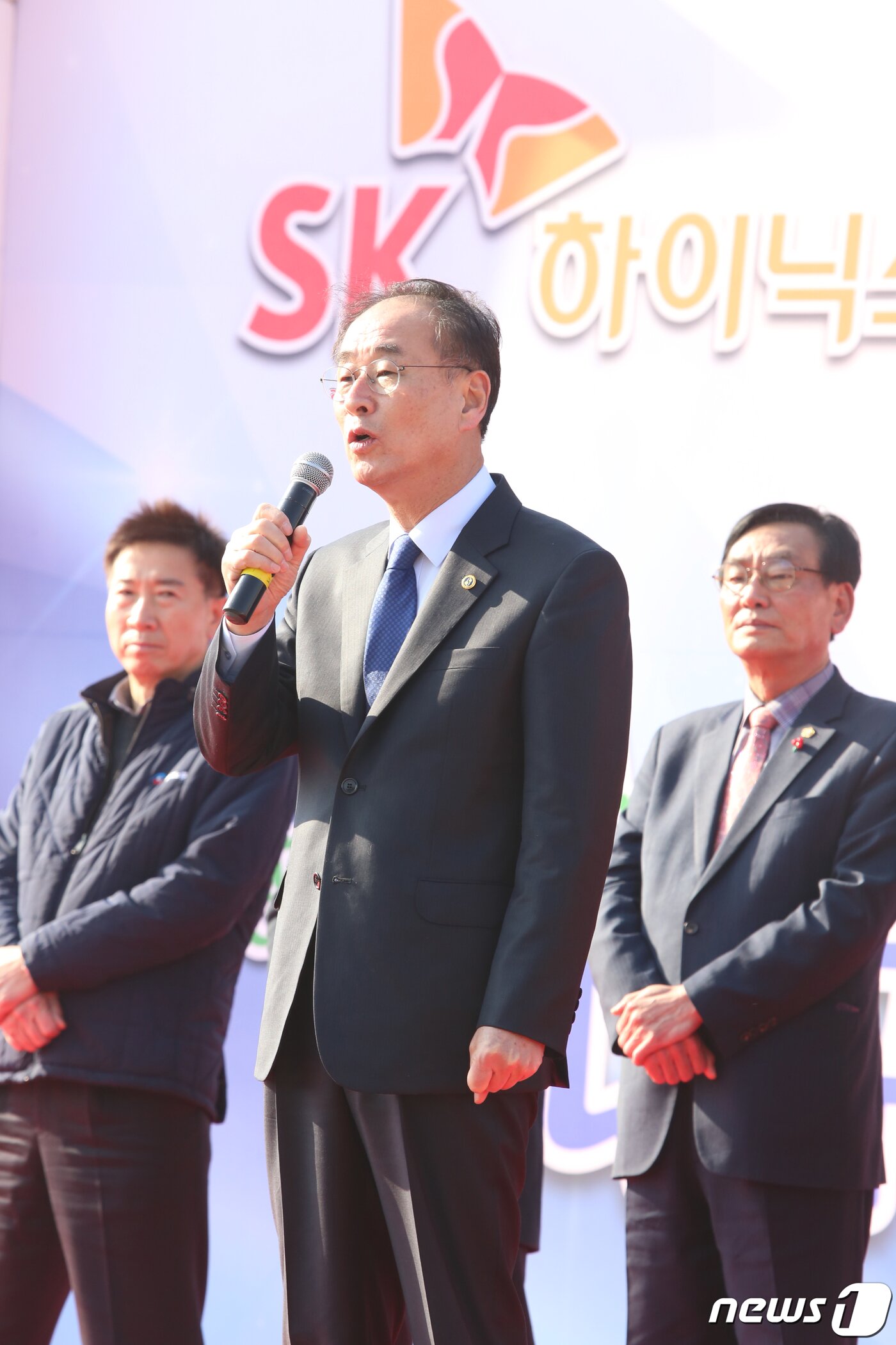 본문 이미지 - 30일 오후 경북 구미 국가5산업단지에서 열린 하이닉스 구미유치의 열망을 모으기 위한 '희망 2019! 대구·경북 시도민 상생경제 한마음축제'에 참석한 장세용 구미시장이 인사말을 하고 있다.2019.1.30/뉴스1 ⓒ News1 정우용 기자