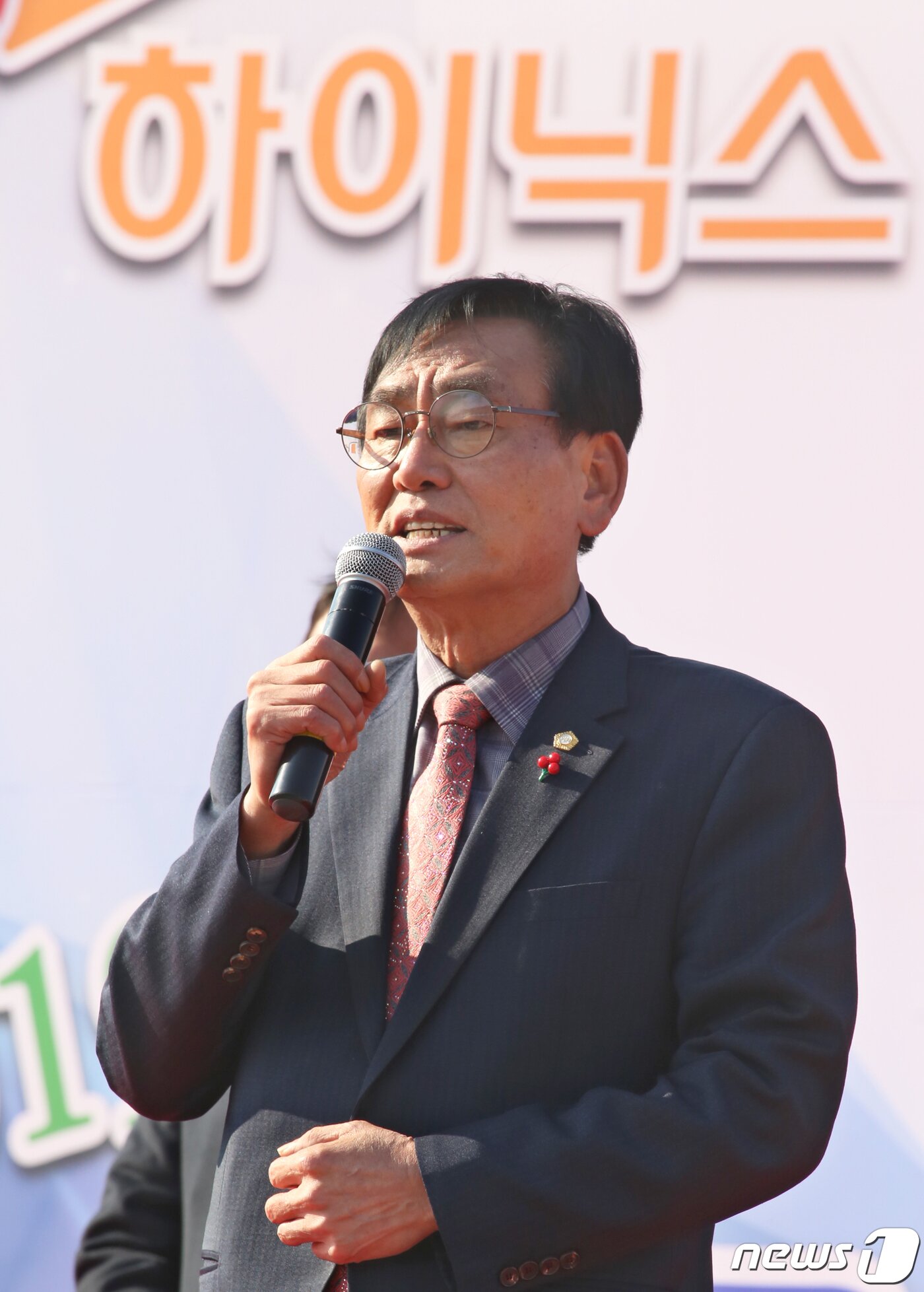 본문 이미지 - 30일 오후 경북 구미 국가5산업단지에서 열린 하이닉스 구미유치의 열망을 모으기 위한 '희망 2019! 대구·경북 시도민 상생경제 한마음축제'에 참석한 이재호 칠곡군의장이 인사말을 하고 있다.2019.1.30/뉴스1 ⓒ News1 정우용 기자