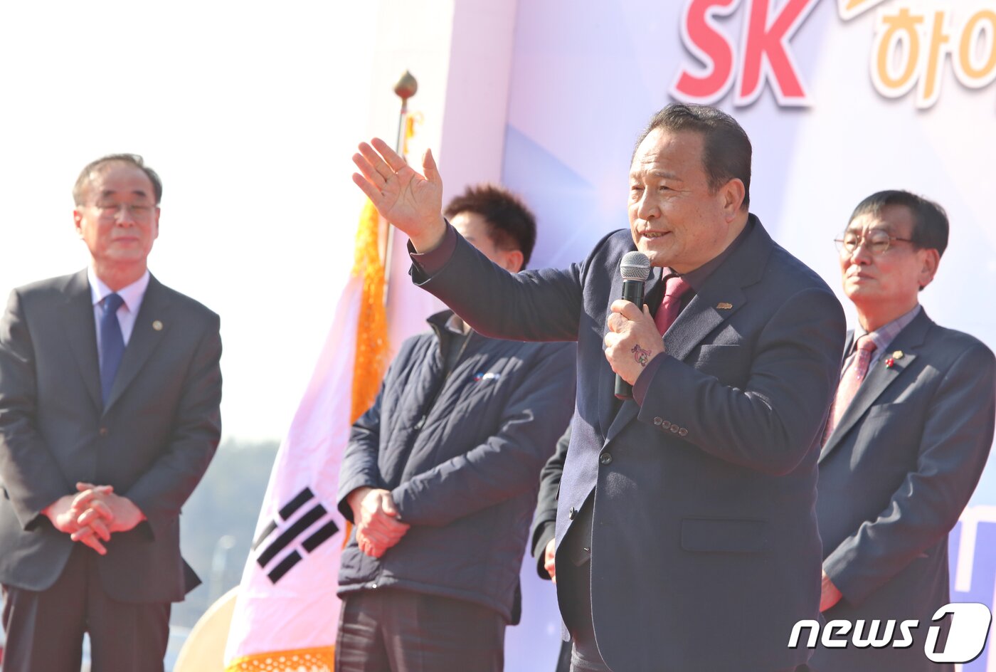본문 이미지 - 30일 오후 경북 구미 국가5산업단지에서 열린 하이닉스 구미유치의 열망을 모으기 위한 '희망 2019! 대구·경북 시도민 상생경제 한마음축제'에 참석한 김영만 군위군수가 인사말을 하고 있다.2019.1.30/뉴스1 ⓒ News1 정우용 기자