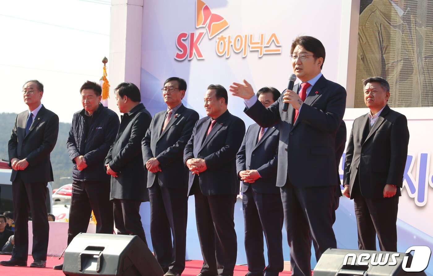 본문 이미지 - 30일 오후 경북 구미 국가5산업단지에서 열린 하이닉스 구미유치의 열망을 모으기 위한 '희망 2019! 대구·경북 시도민 상생경제 한마음축제'에 참석한 권영진 대구시장이 인사말을 하고 있다.2019.1.30/뉴스1 ⓒ News1 정우용 기자