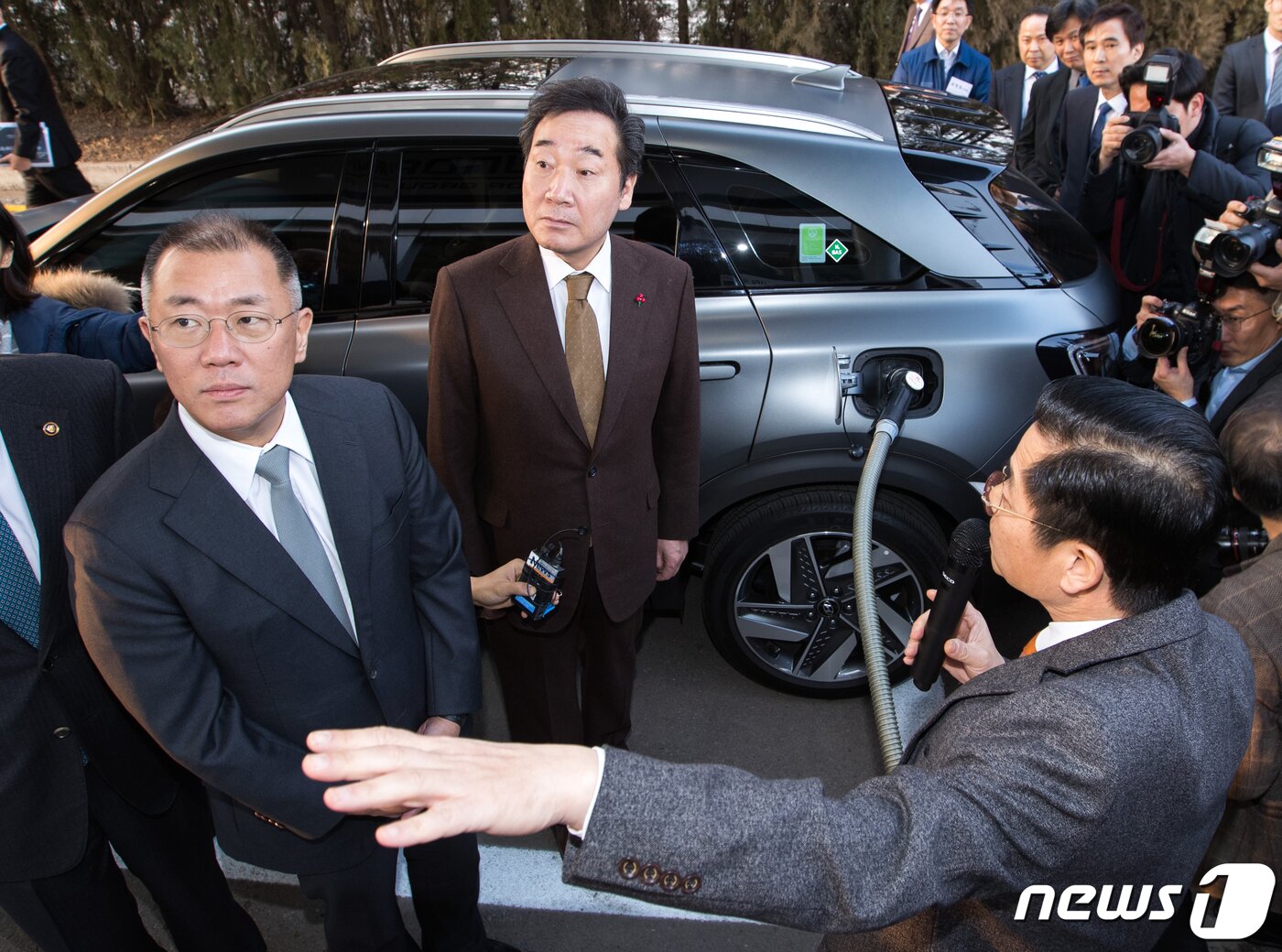 본문 이미지 - 정의선 현대자동차그룹 수석부회장이 지난 1월 이악연 국무총리와 함께 수소차 충전 시연을 관람하고 있다. 2019.1.30/뉴스1 ⓒ News1 사진공동취재단
