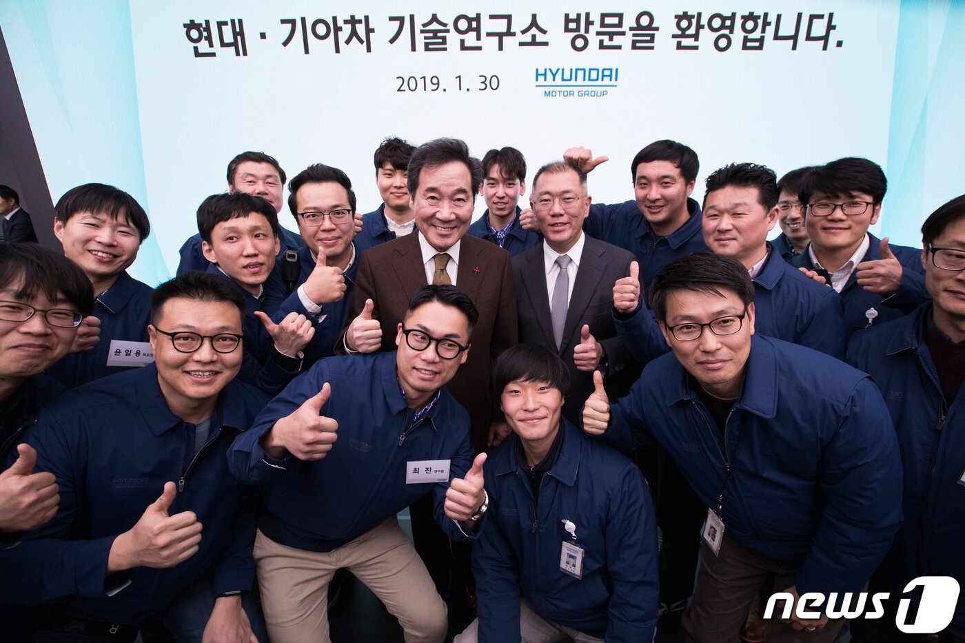 본문 이미지 - 이낙연 총리가 경기도 화성시 현대·기아차 기술연구소에서 정의선 현대자동차그룹 수석부회장, 연구원들과 함께 기념촬영을 하고 있다. 1.30