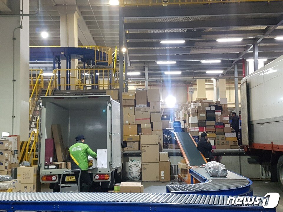 본문 이미지 - 30일 서울 송파구 문정동 서울동남권물류단지 터미널 안에서 한 택배기사가 트럭에 물건을 싣고 있다. ⓒ 뉴스1/정혜민 기자