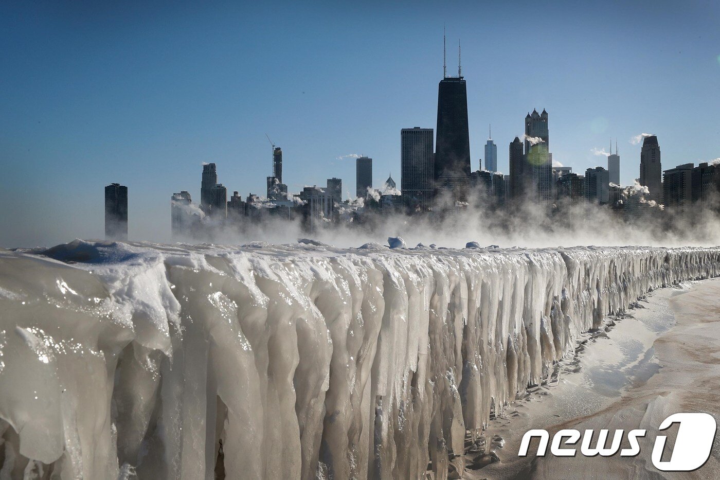 본문 이미지 - 미시간호에서는 물이 얼어붙으며 기다란 고드름으로 변했다. ⓒ AFP=뉴스1