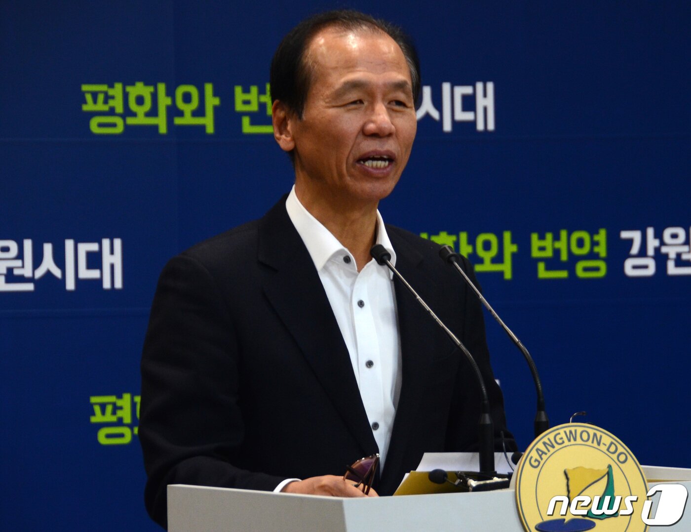 본문 이미지 - 최문순 강원도지사가 31일 강원도청 브리핑룸에서 올림픽 1주년 기념 행사인 ‘Again 평창’에 대해 설명하고 있다. 이번 행사는 2월7일부터 17일까지 강원도 전역에서 펼쳐진다. 2019.1.31/뉴스1 ⓒ News1 하중천 기자