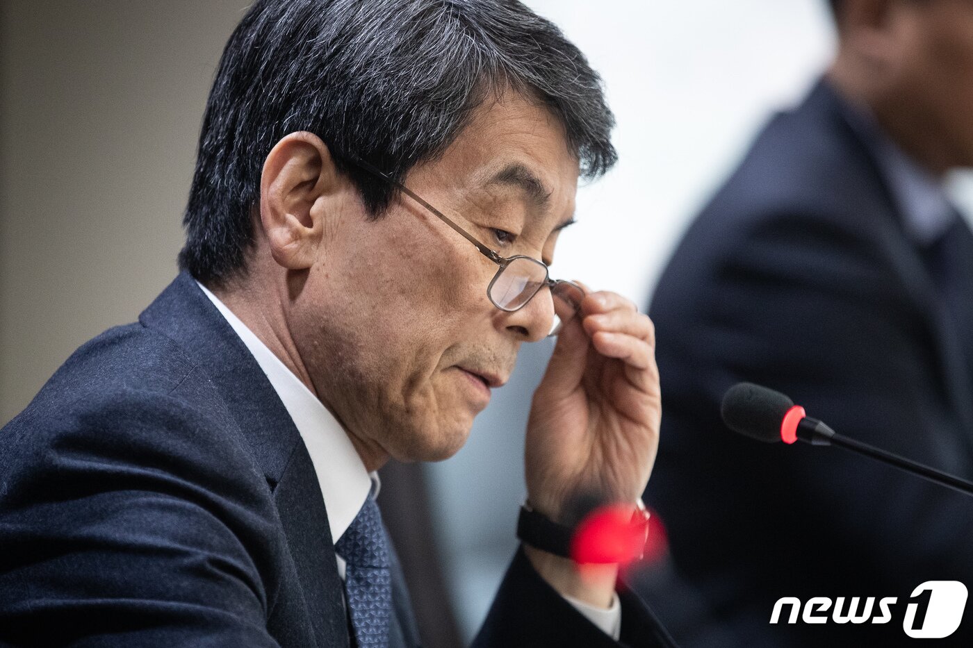 본문 이미지 - 이동걸 KDB산업은행 회장이 31일 서울 여의도 KDB산업은행 본점에서 기자간담회를 열고 대우조선해양 민영화 절차 개시에 대해 설명하던 중 안경을 고쳐쓰고 있다.  ⓒ News1 유승관 기자