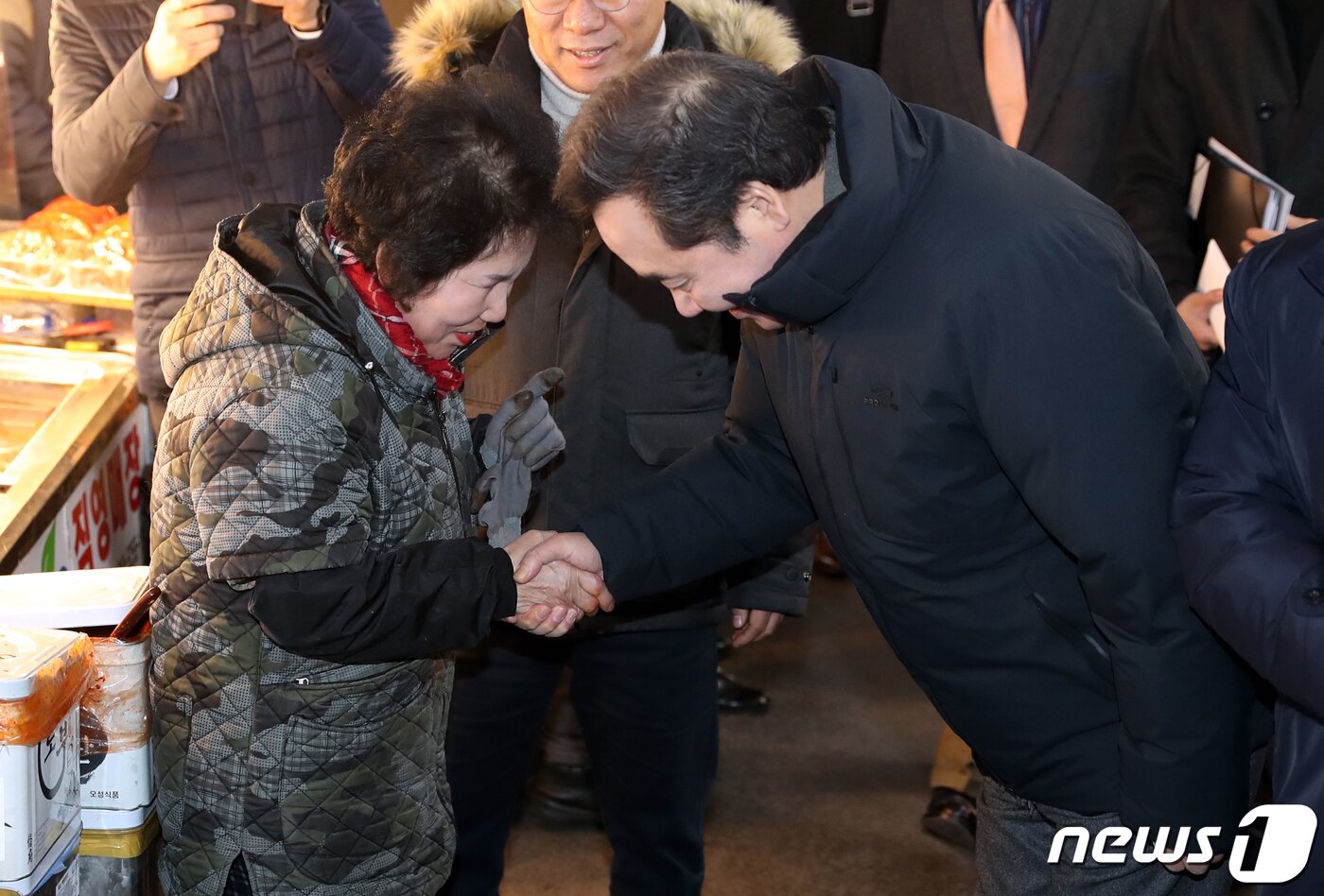 본문 이미지 - 이낙연 총리가 서울 중구 을지로 중부시장을 찾아 상인과 인사나누고 있다. 2019.1.31 이광호 기자