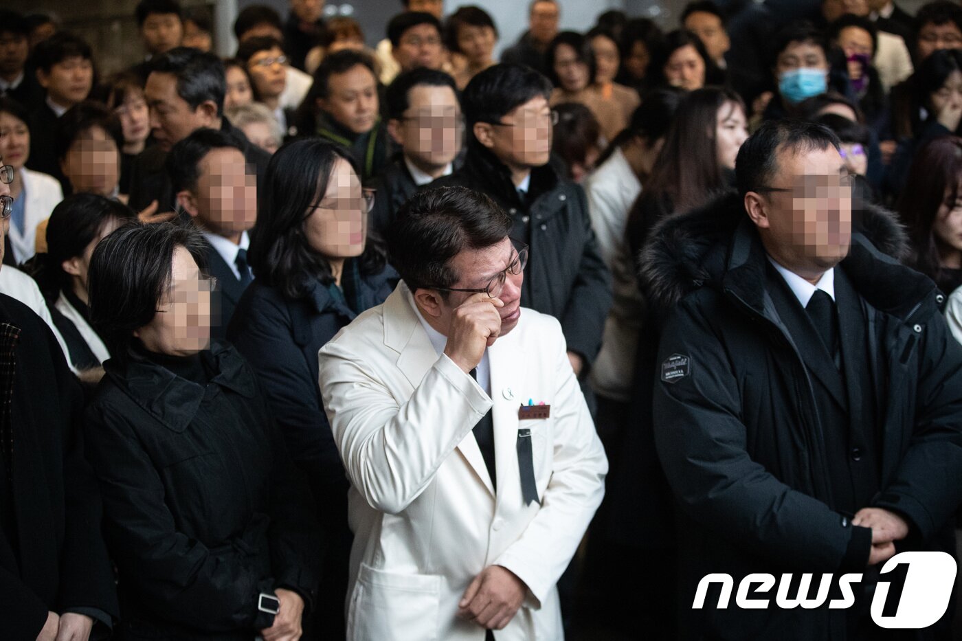 본문 이미지 - 4일 서울 종로구 서울적십자병원에서 열린 고 임세원 강북삼성병원 정신건강의학과 교수의 발인에 참석한 동료들이 슬픔에 잠겨 있다.  2019.1.4/뉴스1 ⓒ News1 유승관 기자