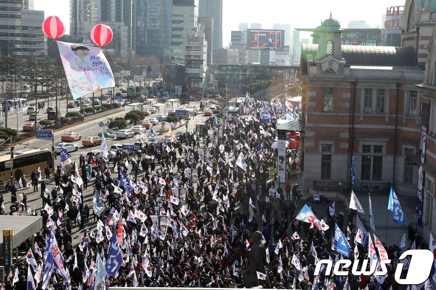 (서울=뉴스1) 황기선 기자 = 5일 오후 서울역광장에서 열린 '제101차 태극기집회'에서 대한애국당 등 보수단체 회원들이 태극기를 흔들며 박근혜 전 대통령의 석방을 촉구하고 있다 …