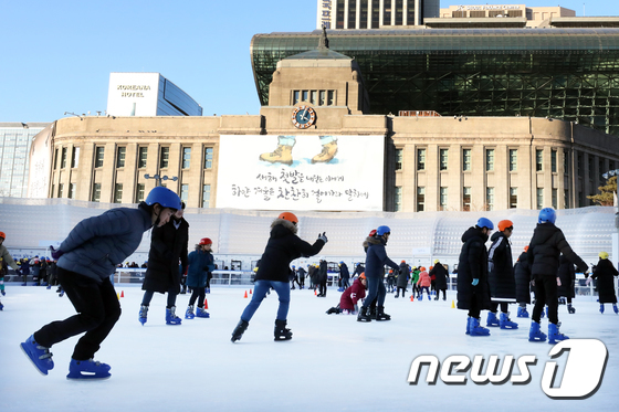 새해 첫 주말인 5일 오후 서울광장 스케이트장에서 시민들과 외국인 관광객들이 스케이트를 타며 주말을 보내고 있다. 2019.1.5/뉴스1 © News1 황기선 기자