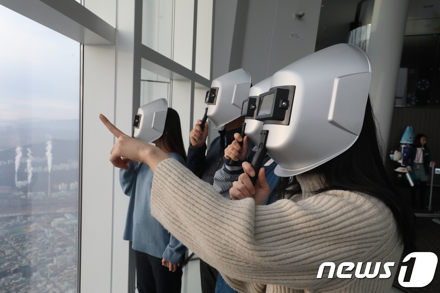 (서울=뉴스1) 안은나 기자 = 부분일식이 시작된 6일 오전 서울 송파구 롯데월드타워 서울스카이 전망대에서 시민들이 부분일식을 관측하고 있다. 이번 부분일식은 2016년 이후 3년 …