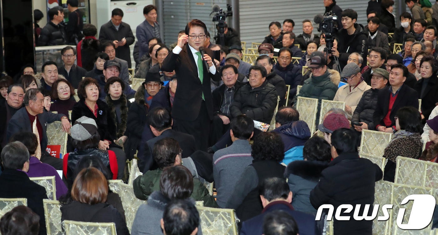 (전주=뉴스1) 문요한 기자 = 정동영 민주평화당 대표가 6일 전북 전주시 노블레스웨딩홀에서 열린 '연동형비례대표제 선거제 개혁' 초청강연회 및 새만금공항 예타면제 촉구 결의대회에 …