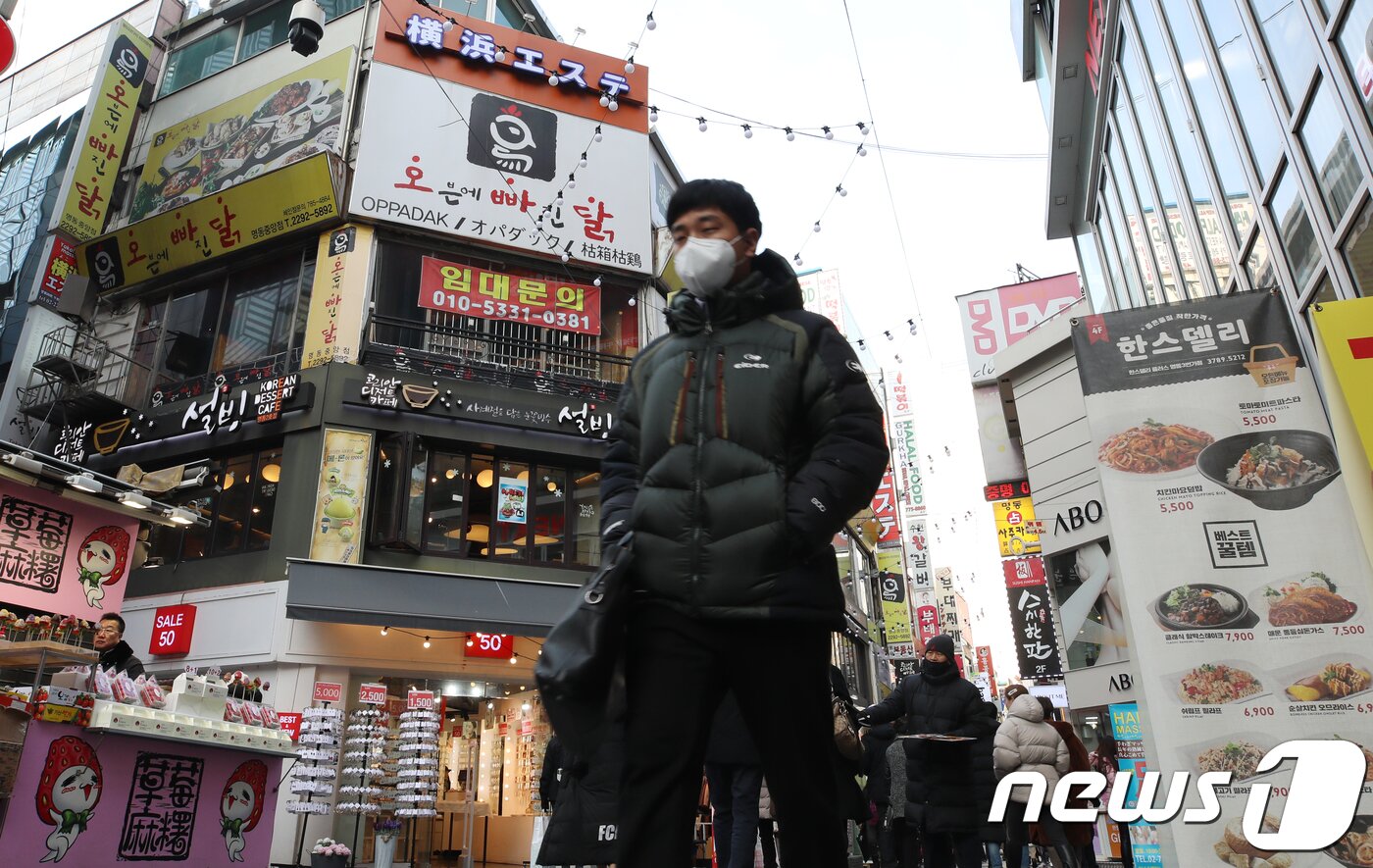 본문 이미지 -  서울 명동거리에 음식점을 비롯한 각종 상점들이 밀집해 있다. ⓒ News1 DB
