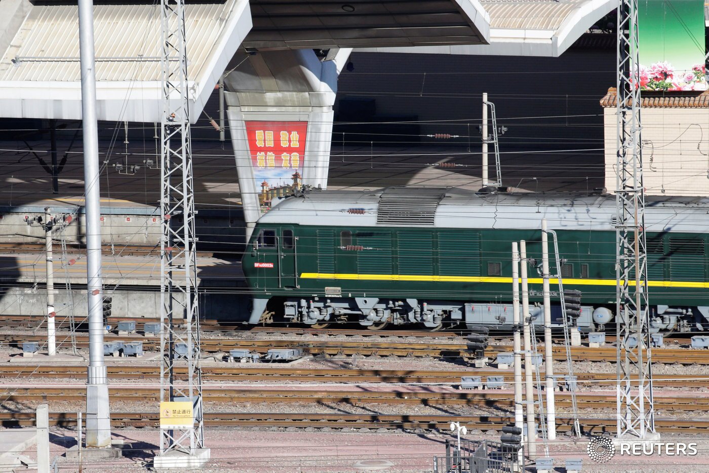 본문 이미지 - 지난 2019년 1월 김정은 북한 노동당 총비서가  탑승한 것으로 보이는 특별열차가 베이징 역에 도착하는 모습. ⓒ 로이터=뉴스1 ⓒ News1 우동명 기자