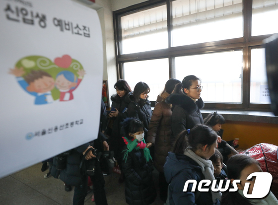 예비 초등학생들이 지난 8일 오후 서울 용산구 신용산초등학교에서 열린 예비소집에서 학교 안을 둘러보고 있다. 2019.1.8/뉴스1 © News1 허경 기자