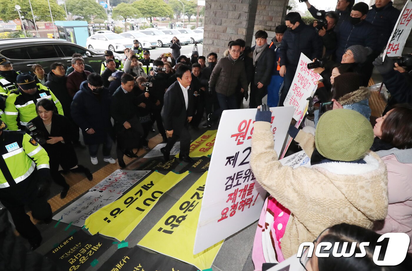 본문 이미지 - 원희룡 제주지사가 2019년 1월8일 오후 제주도청 집무실로 들어가다 제주 제2공항 건설 반대 연좌농성 참석자들의 항의를 받고 있다. 2019.1.8/뉴스1 ⓒ News1 