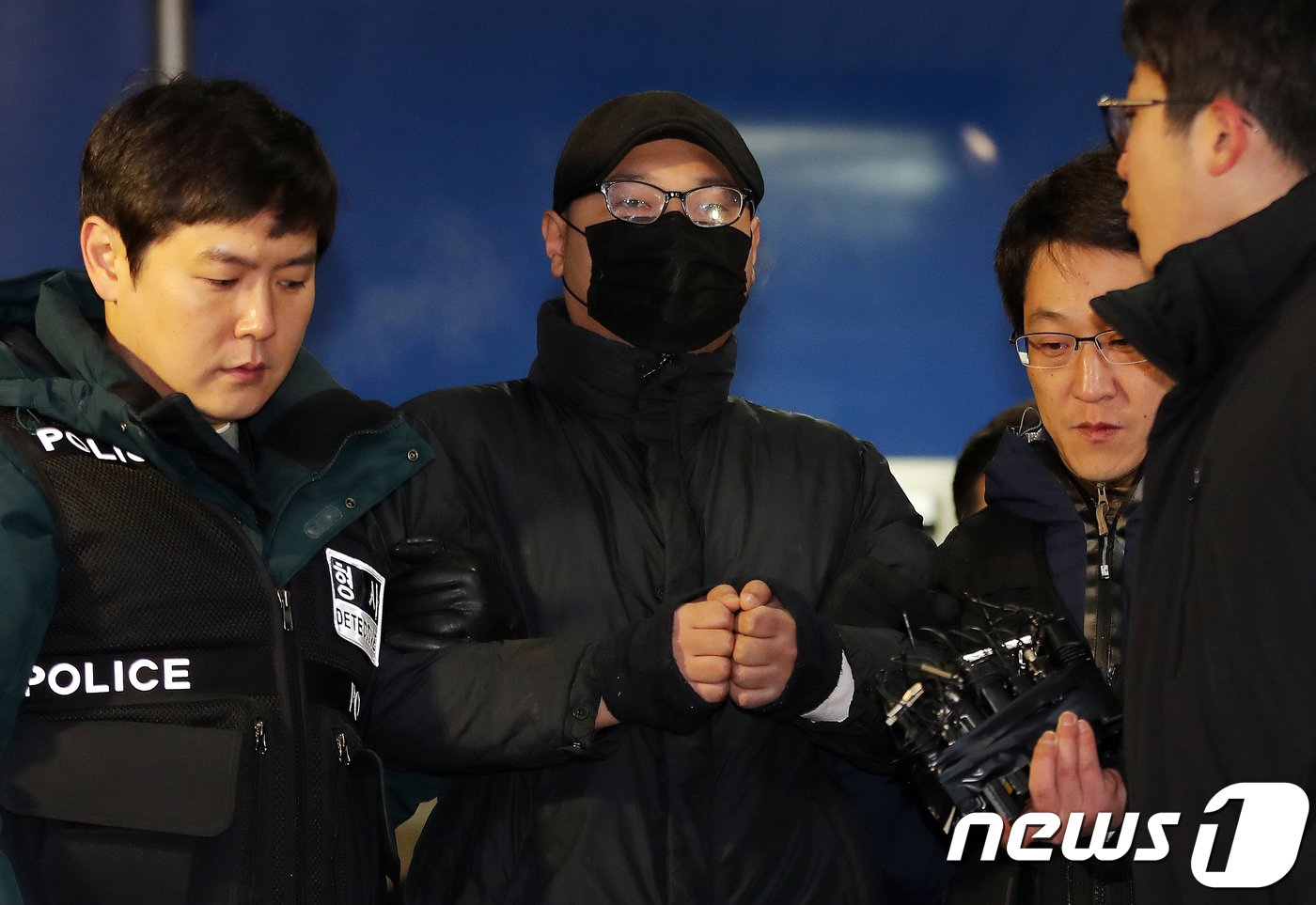 본문 이미지 - 서울의 한 대학병원에서 흉기를 휘둘러 정신과 전문의 임세원 교수를 숨지게 한 혐의를 받고 있는 박모 씨가 9일 오전 서울 종로경찰서에서 검찰로 송치되고 있다. 2019.1.9/뉴스1 ⓒ News1 DB