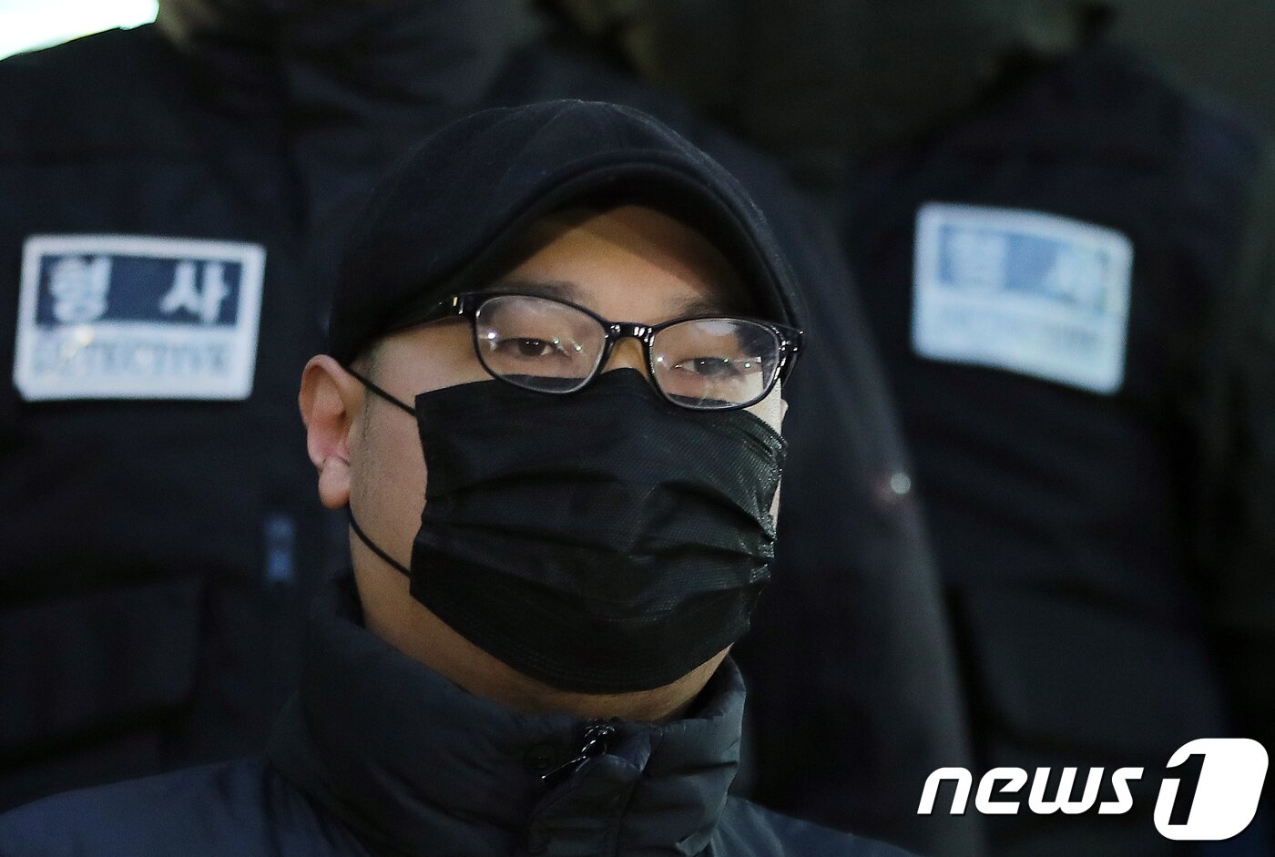 본문 이미지 - 서울의 한 대학병원에서 흉기를 휘둘러 정신과 전문의 임세원 교수를 숨지게 한 혐의를 받고 있는 박모 씨가 9일 오전 서울 종로경찰서에서 검찰로 송치되고 있다. 2019.1.9/뉴스1 ⓒ News1 구윤성 기자
