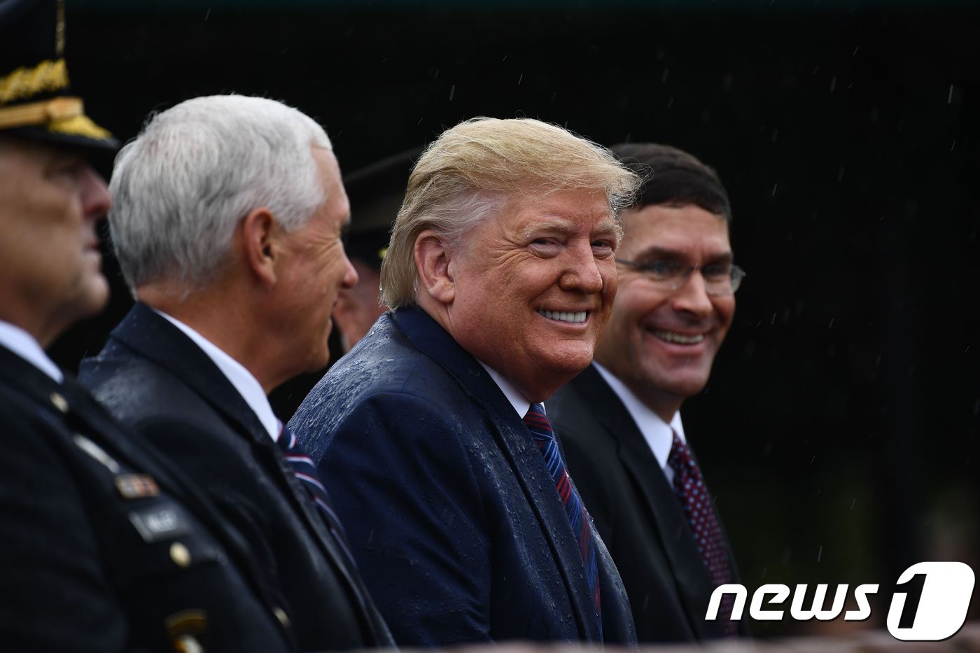 (포트 마이어 AFP=뉴스1) 우동명 기자 = 도널드 트럼프 미국 대통령이 30일(현지시간) 버지니아주 포트 마이어 기지에서 열린 마크 밀리 신임 합참의장의 취임식에 마이크 펜스 …