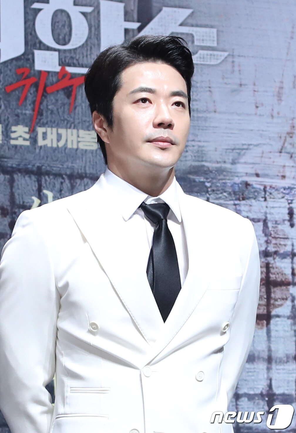 본문 이미지 - 배우 권상우가 1일 오전 서울 강남구 압구정CGV에서 열린 영화 '신의 한 수: 귀수편' 제작 보고회에 참석해 포즈를 취하고 있다. '신의 한 수: 귀수편'은 바둑으로 모든 것을 잃고 홀로 살아남은 '귀수'가 냉혹한 내기 바둑판의 세계에서 귀신같은 바둑을 두는 자들과 사활을 건 대결을 그린 작품이다. 2019.10.1/뉴스1 ⓒ News1 권현진 기자