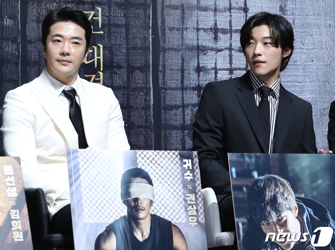 본문 이미지 - 배우 권상우, 우도환(오른쪽)이 1일 오전 서울 강남구 압구정CGV에서 열린 영화 '신의 한 수: 귀수편' 제작 보고회에 참석해 매력을 발산하고 있다. '신의 한 수: 귀수편'은 바둑으로 모든 것을 잃고 홀로 살아남은 '귀수'가 냉혹한 내기 바둑판의 세계에서 귀신같은 바둑을 두는 자들과 사활을 건 대결을 그린 작품이다. 2019.10.1/뉴스1 ⓒ News1 권현진 기자