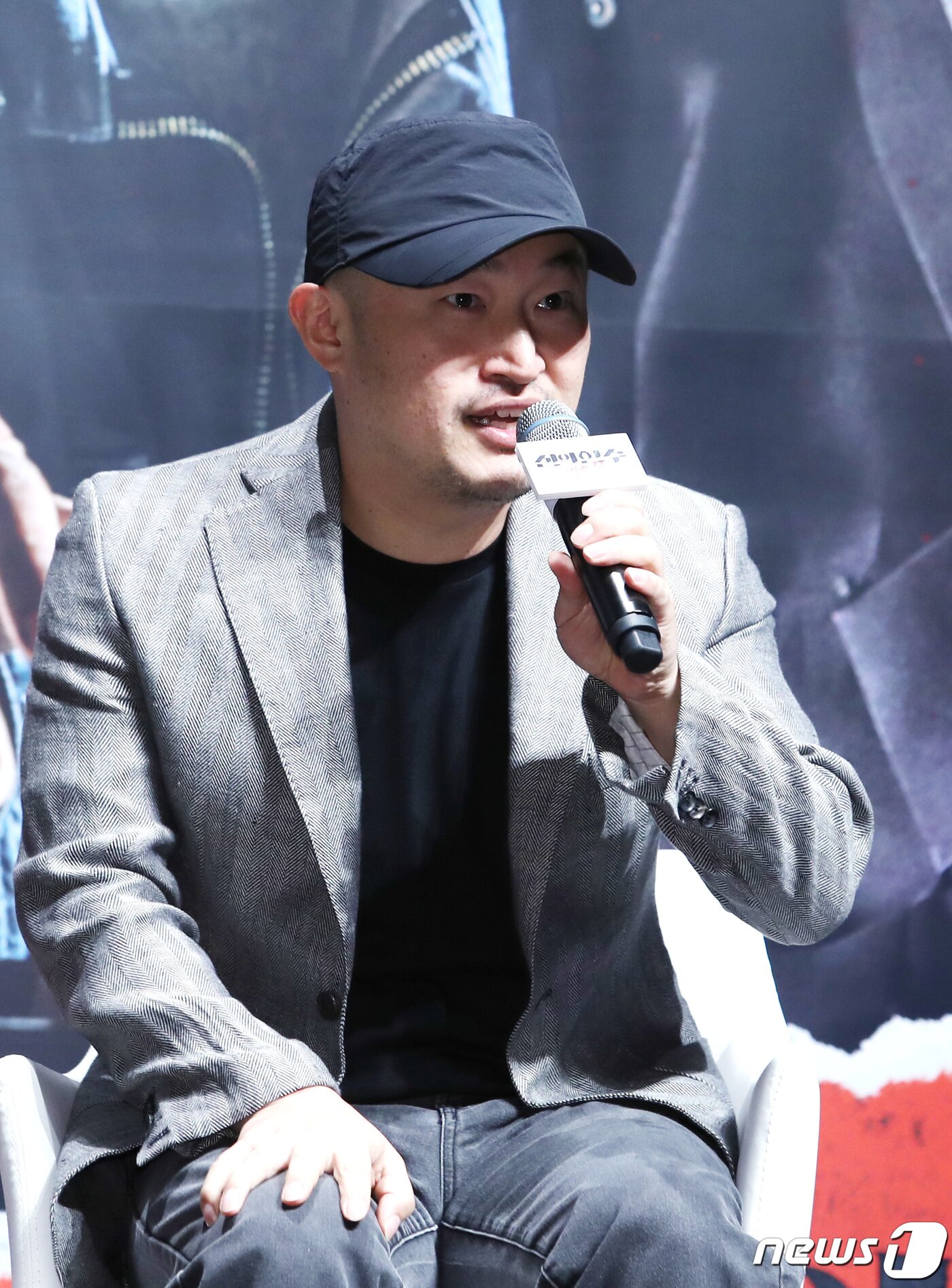 본문 이미지 - 리건 감독이 1일 오전 서울 강남구 압구정CGV에서 열린 영화 '신의 한 수: 귀수편' 제작 보고회에 참석해 인사말을 하고 있다. '신의 한 수: 귀수편'은 바둑으로 모든 것을 잃고 홀로 살아남은 '귀수'가 냉혹한 내기 바둑판의 세계에서 귀신같은 바둑을 두는 자들 과 사활을 건 대결을 그린 작품이다. 2019.10.1/뉴스1 ⓒ News1 권현진 기자