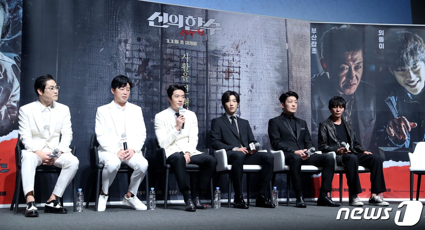 본문 이미지 - 배우 김성균(왼쪽부터), 김희원, 권상우, 우도환, 허성태, 원현준이 1일 오전 서울 강남구 압구정CGV에서 열린 영화 '신의 한 수: 귀수편' 제작 보고회에 참석해 인사말을 하고 있다. '신의 한 수: 귀수편'은 바둑으로 모든 것을 잃고 홀로 살아남은 '귀수'가 냉혹한 내기 바둑판의 세계에서 귀신같은 바둑을 두는 자들과 사활을 건 대결을 그린 작품이다. 2019.10.1/뉴스1 ⓒ News1 권현진 기자