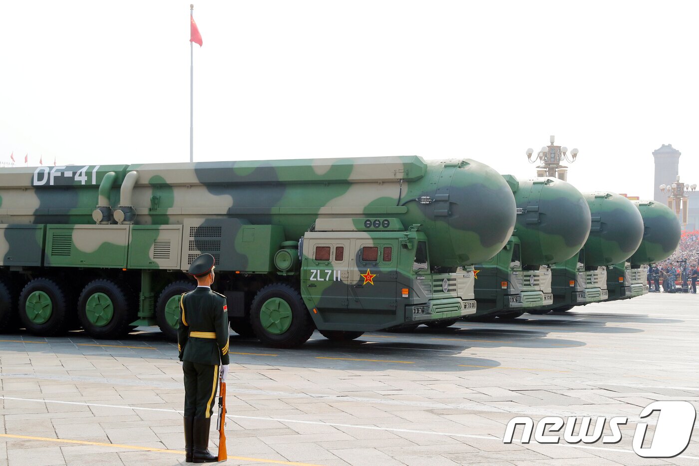 본문 이미지 - 1일 톈안먼 광장에 등장한 중국 대륙간탄도미사일 DF-41 ⓒ 로이터=뉴스1