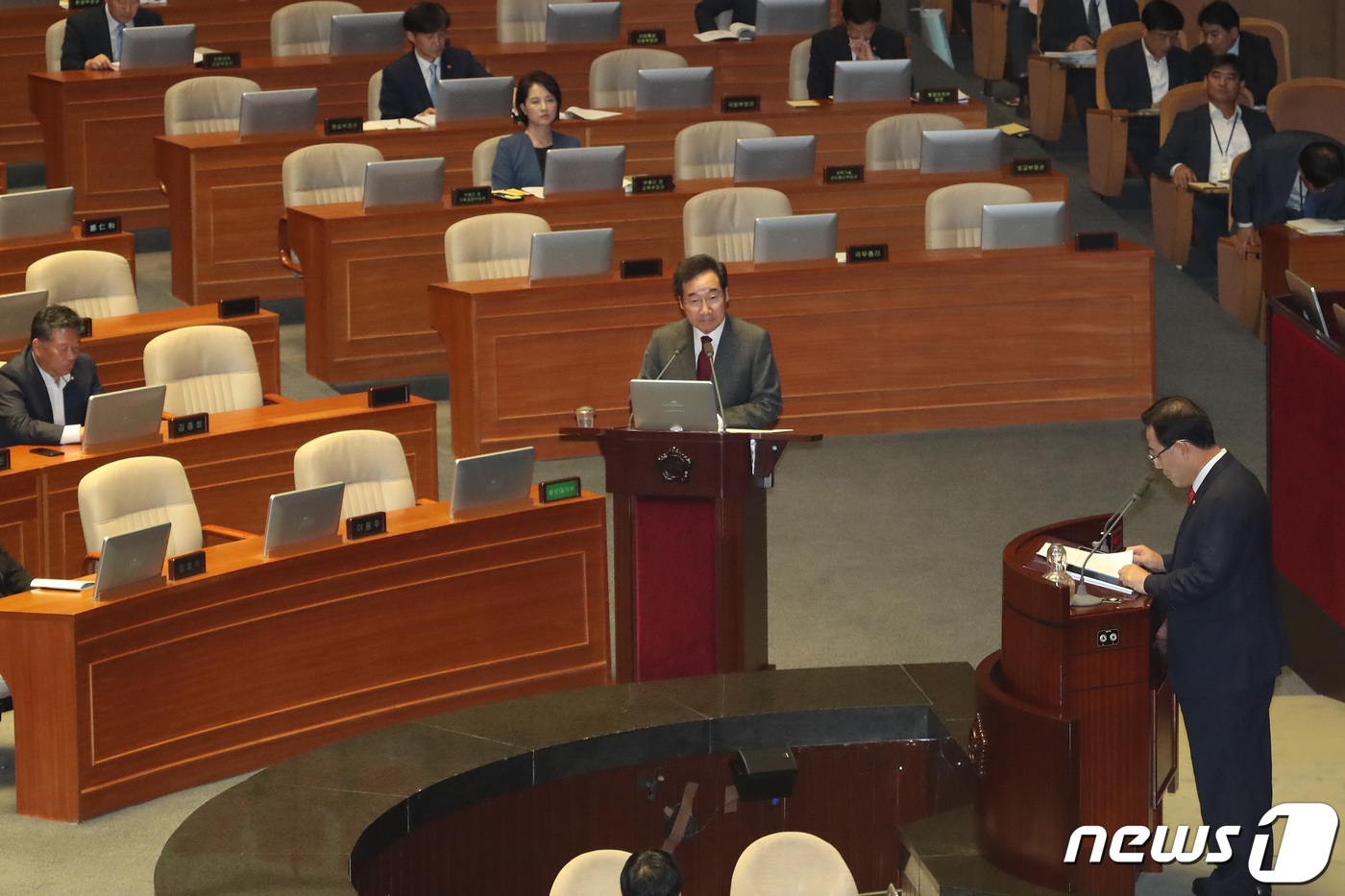 (서울=뉴스1) 임세영 기자 = 이낙연 국무총리가 1일 서울 여의도 국회 본회의장에서 열린 제371회국회(정기회) 제5차 본회의에서 교육·사회·문화 분야 대정부 질의에 답변 하고 …