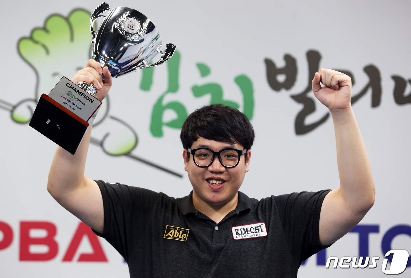 (서울=뉴스1) = 지난달 30일 서울 금천구 빌리어즈TV 스튜디오에서 열린 PBA 드림투어 3차전 결승전에서 우승한 선지훈이 트로피를 들어 보이고 있다. (PBA 투어 제공) 2 …