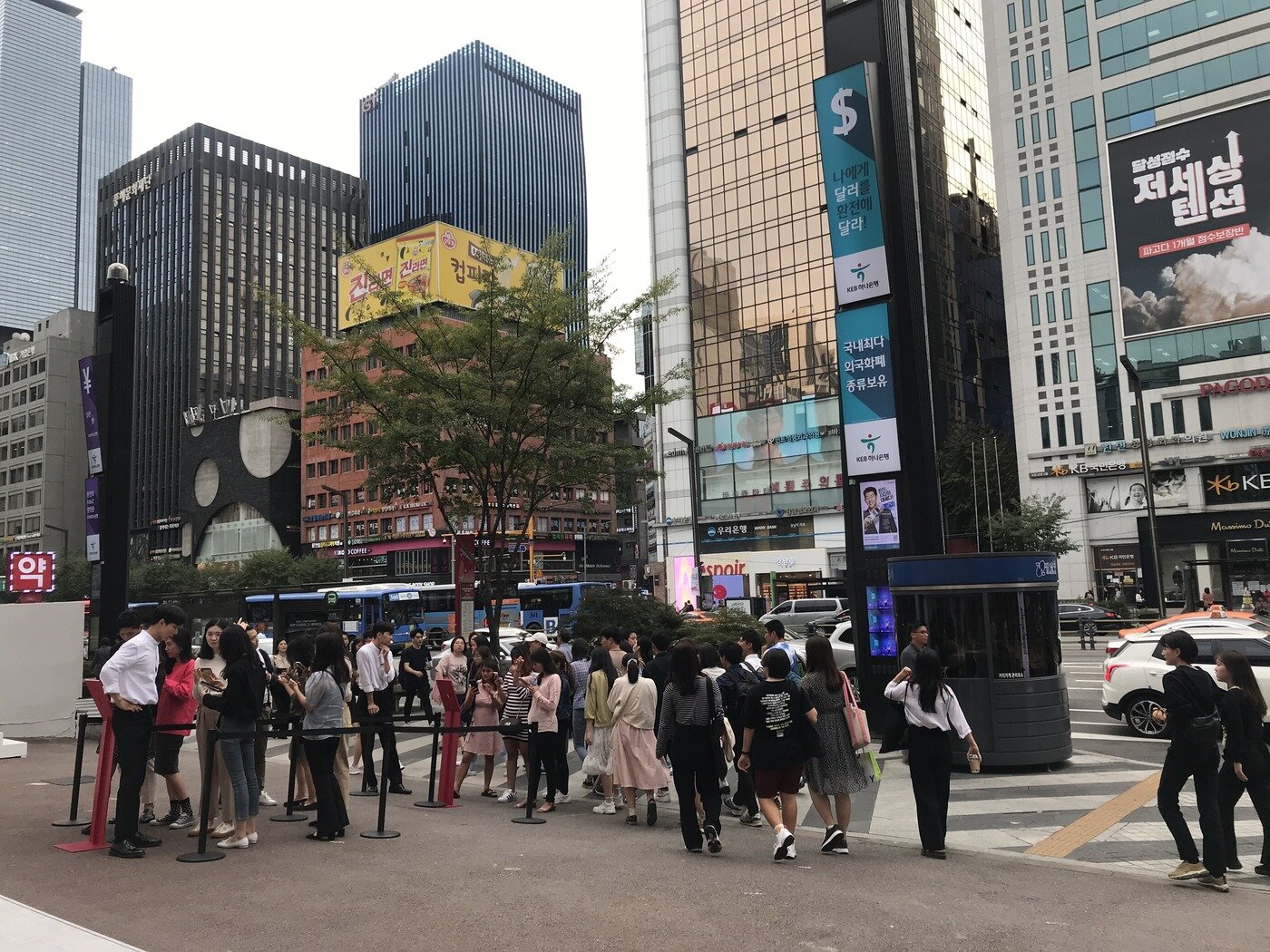 본문 이미지 - 샤넬 '잉크 라이브러리' 현장.ⓒ 뉴스1