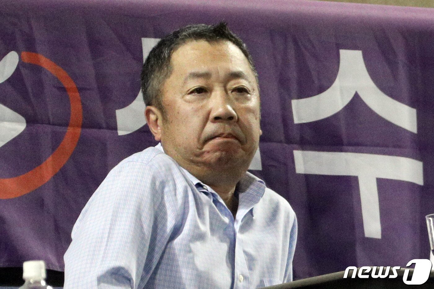 본문 이미지 - 박정원 두산그룹회장이 작년 10월 서울 송파구 잠실야구장에서 열린 프로야구 '2019 신한은행 마이카 KBO리그' NC 다이노스와 두산 베어스의 경기를 관람하고 있다. 2019.10.1/뉴스1 ⓒ News1 황기선 기자