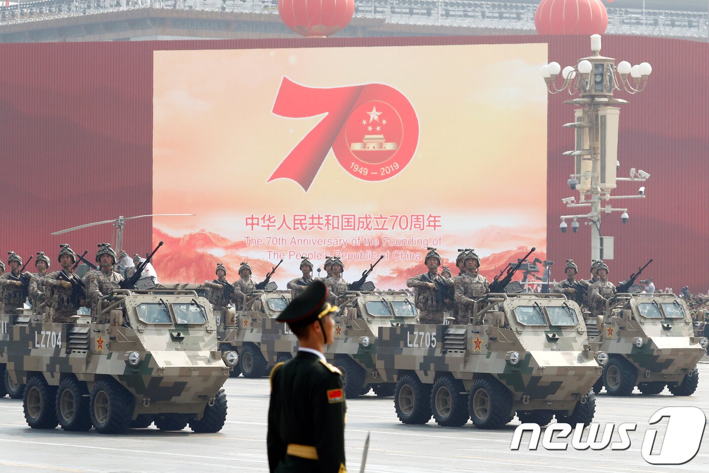 본문 이미지 - 중국이 1일 건국 70주년을 맞아 열병식을 열고 있다. ⓒ 로이터=뉴스1