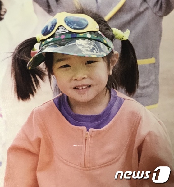 1995년 6월 16일 오후 7시50분쯤 서울 구로구 구로동에서 실종된 아동 조하늘양(당시 4세). 실종되기 한 달 전쯤 유치원 소풍에 가서 찍은 사진이다. 실종 당시 유치원 하복인 빨간색 티셔츠와 빨간색 반바지를 입고 있었고 흰 운동화를 신고 있었다. 배꼽이 튀어나왔고, 입술 밑에 점이 있다는 신체적 특징이 있다. © 뉴스1 박혜연 기자 (조하늘양 아버지 조병세씨 제공)