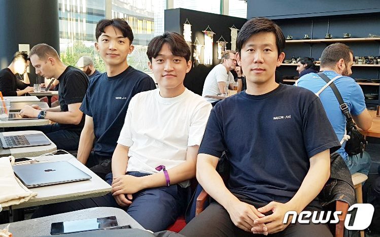 본문 이미지 - 김종호 해치랩스 대표(오른쪽)와 해치랩스 팀원들 ⓒ 뉴스1