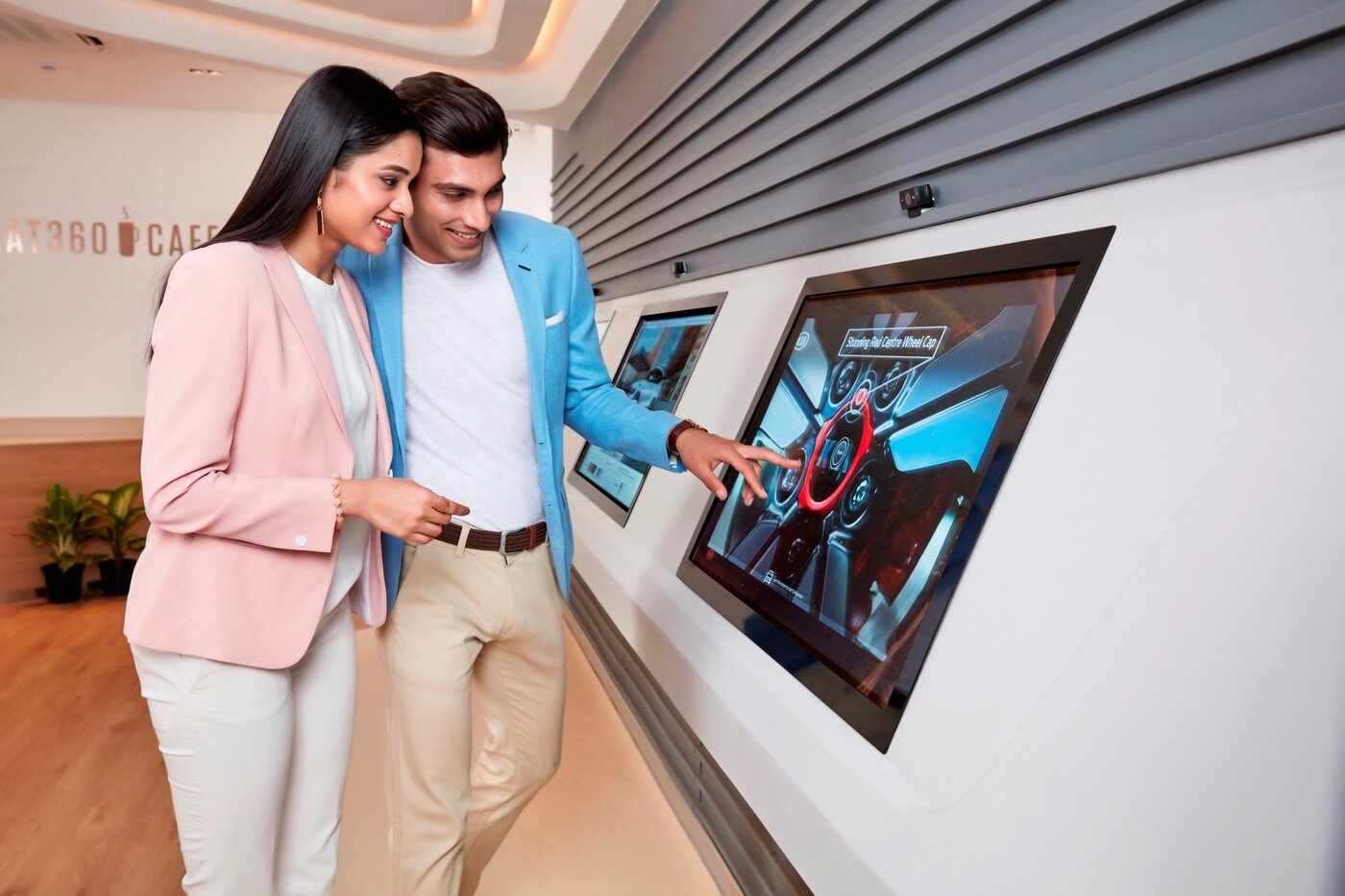 본문 이미지 - BEAT360 델리에서 나만의 차량 옵션 구상 및 3D 가상 주행 체험 등이 가능한 3D 컨피규레이터를 체험하고 있는 모습. (기아차 제공)ⓒ 뉴스1