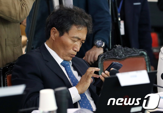 [국감]핸드폰 검색하는 이학재 자유한국당 의원