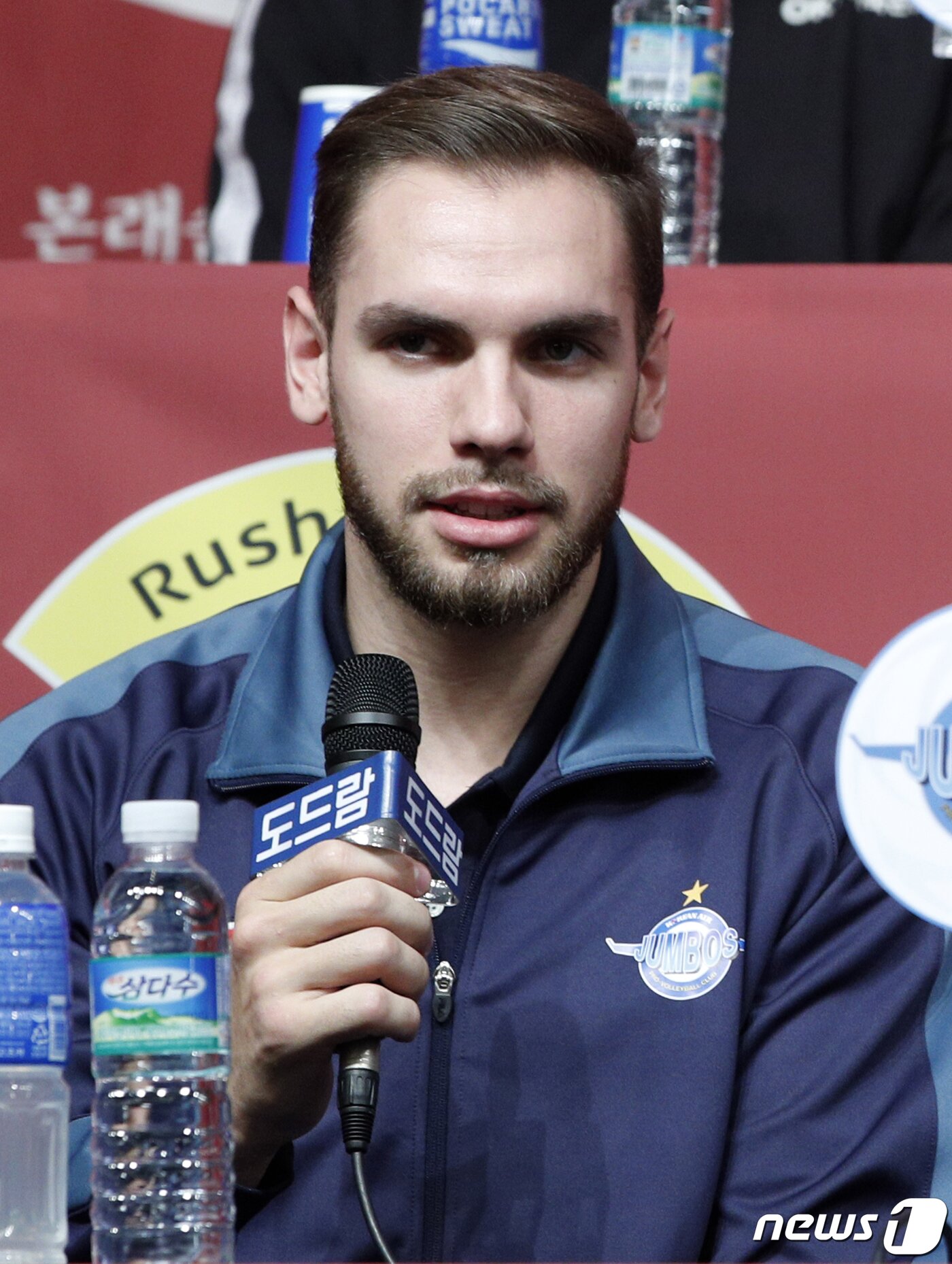 본문 이미지 - 대한항공 점보스 비예나가 10일 오후 서울 강남구 리베라호텔에서 열린 도드람 2019-2020 V리그 남자부 미디어데이에서 각오를 밝히고 있다. 2019.10.10/뉴스1 ⓒ News1 안은나 기자