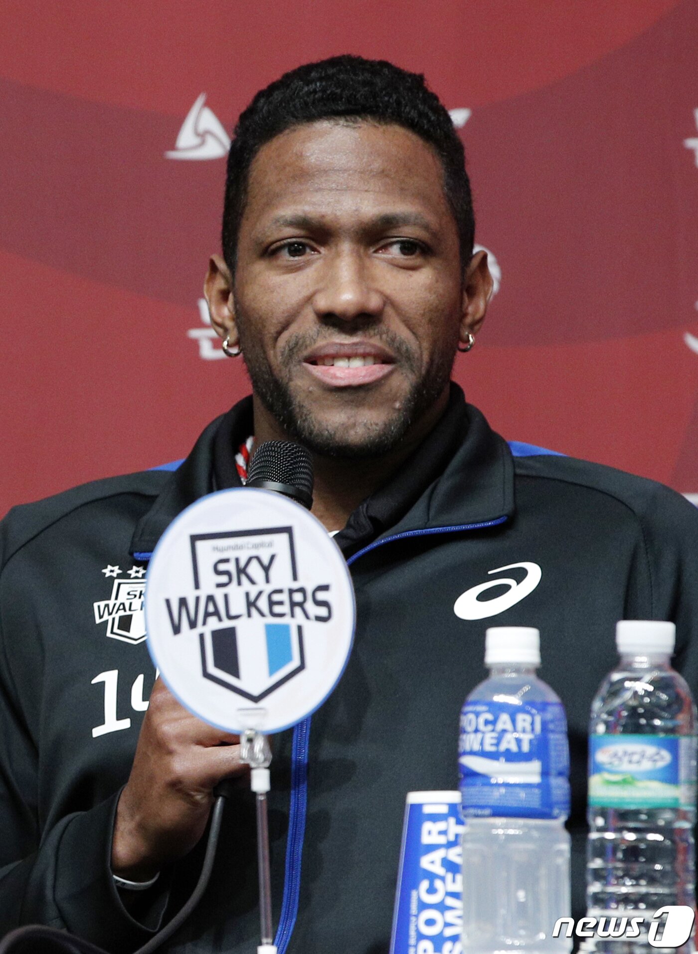 본문 이미지 - 현대캐피탈 스카이워커스 에르난데스가 10일 오후 서울 강남구 리베라호텔에서 열린 도드람 2019-2020 V리그 남자부 미디어데이에서 각오를 밝히고 있다. 2019.10.10/뉴스1 ⓒ News1 안은나 기자