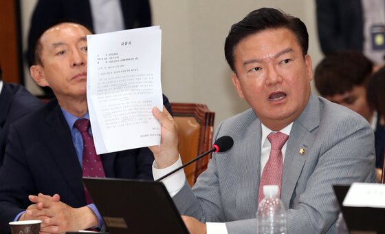 본문 이미지 - 2019년 10월 10일 한국도로공사에 대한 국토위 국정감사에서 질의하고 있는 민경욱 자유한국당 의원. ⓒ News1 김명섭 기자