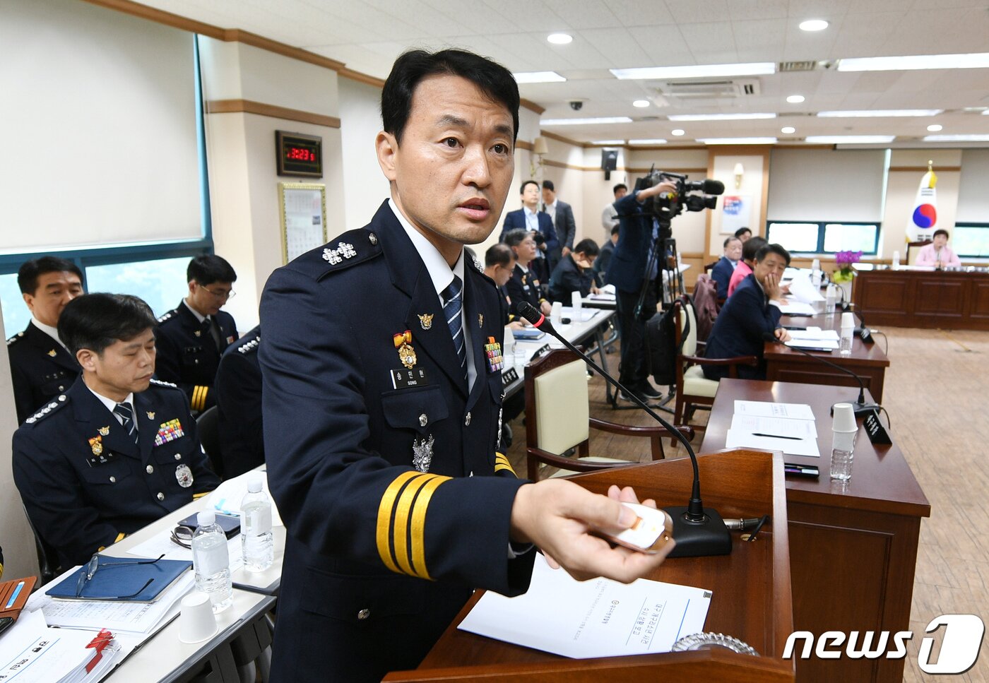 본문 이미지 - 송민헌 대구지방경찰청장이 10일 오후 대구지방경찰청 대회의실에서 열린 국회 행정안전위원회의 대구경찰청에 대한 국정감사에서 개구리소년 실종사건에 대한 수사 상황 보고를 하고 있다. 2019.10.10/뉴스1 ⓒ News1 공정식 기자