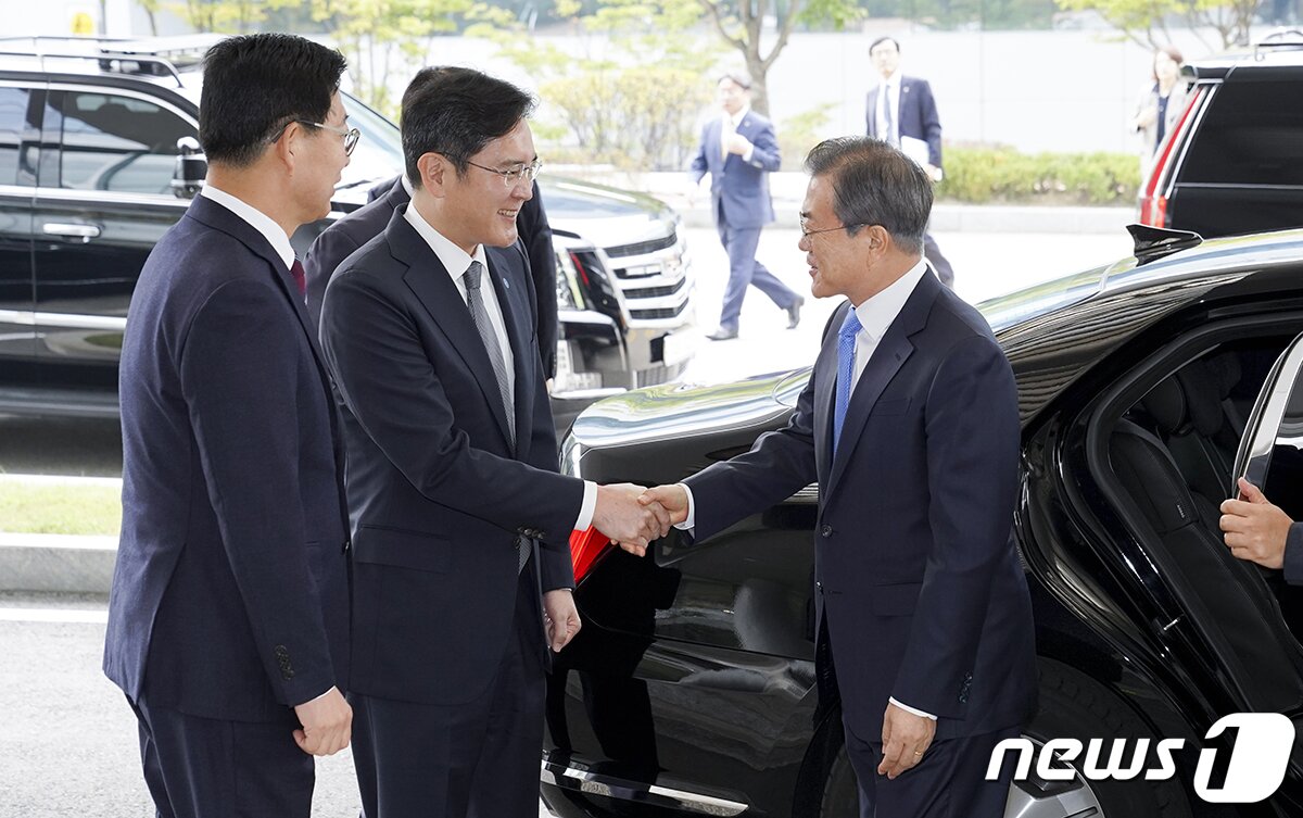 본문 이미지 - 문재인 대통령이 2019년 10월 10일 오전 충남 아산시 삼성디스플레이 아산공장에서 열린 삼성디스플레이 신규 투자 및 상생협력 협약식에 도착, 이재용 부회장과 인사하고 있다. (청와대 제공) 2019.10.10/뉴스1