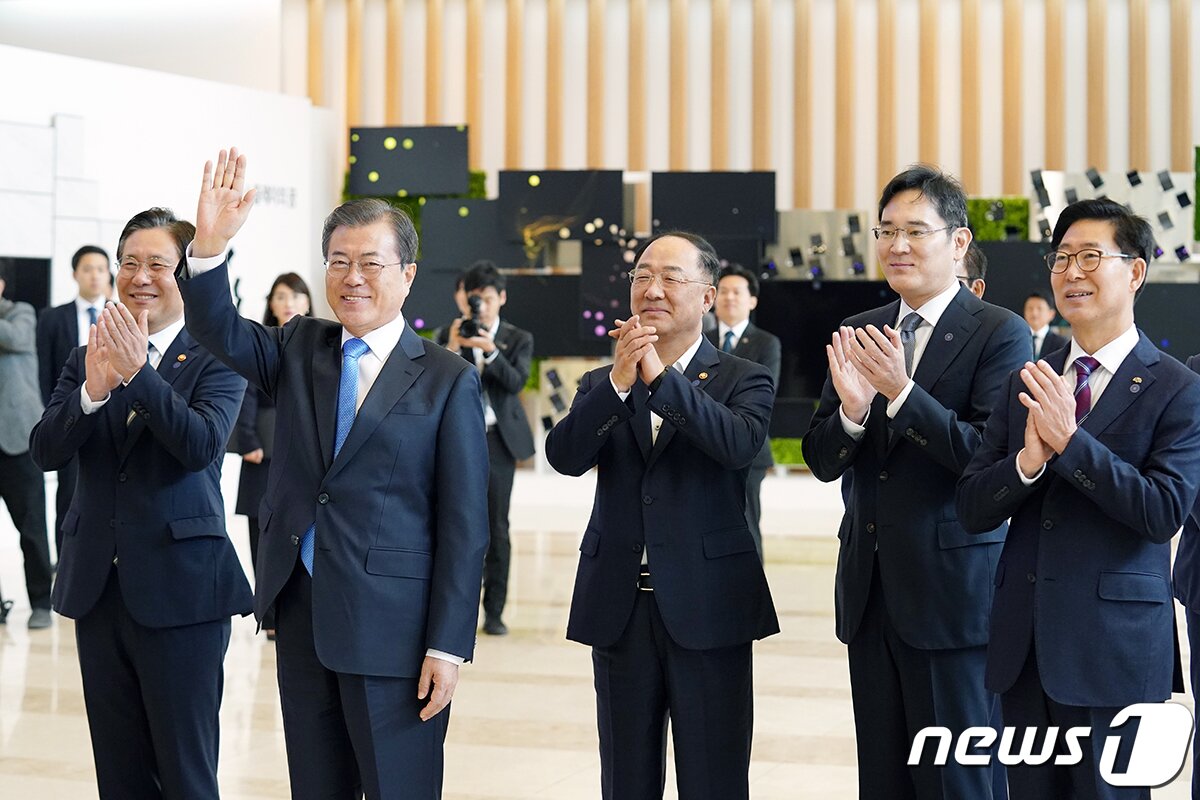 본문 이미지 - 문재인 대통령이  지난 10일 오전 충남 아산시 삼성디스플레이 아산공장을 방문, 손을 들어 인사하고 있다. (청와대 제공) 2019.10.10/뉴스1