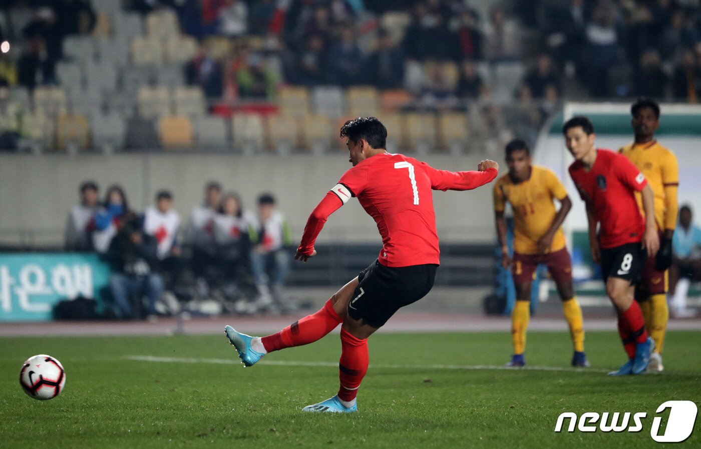 본문 이미지 - 축구대표팀 손흥민이 10일 오후 경기도 화성시 향남읍 화성종합경기타운에서 열린 2022 국제축구연맹(FIFA) 카타르 월드컵 아시아지역 2차 예선 조별리그(H조) 대한민국과 스리랑카의 경기에서 페널티킥을 차고 있다. 2019.10.10/뉴스1 ⓒ News1 조태형 기자