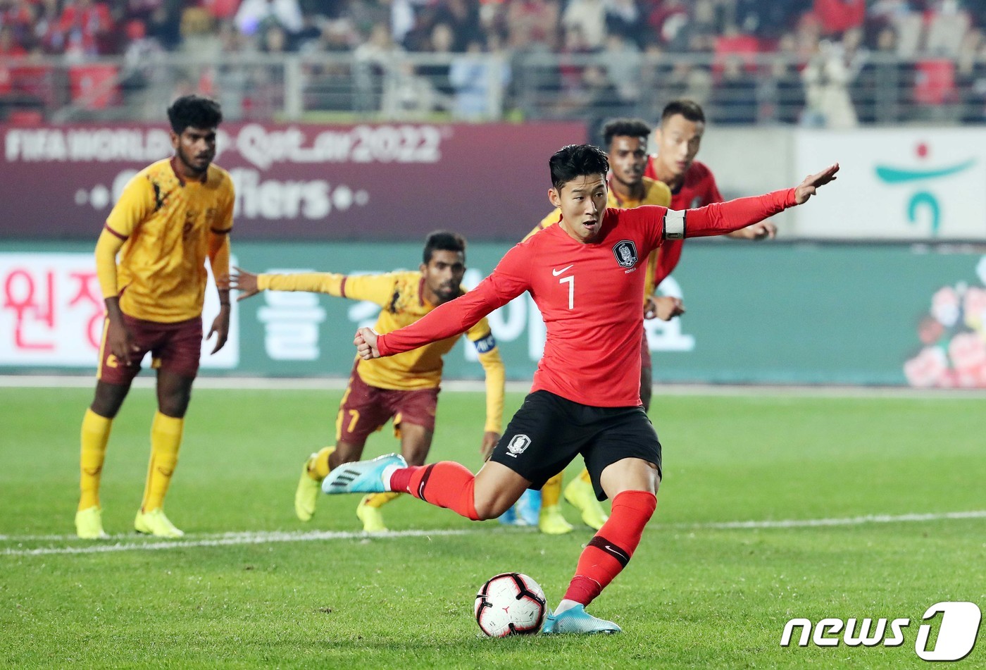 (화성=뉴스1) 이재명 기자 = 축구대표팀 손흥민이 10일 오후 경기도 화성시 향남읍 화성종합경기타운에서 열린 2022 국제축구연맹(FIFA) 카타르 월드컵 아시아지역 2차 예선 …