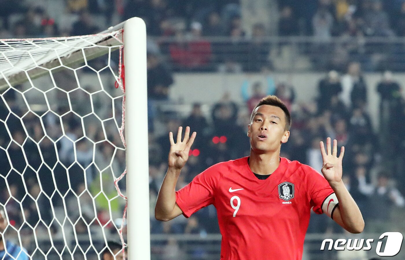 본문 이미지 - 축구대표팀 김신욱이 지난 10일 오후 경기도 화성시 향남읍 화성종합경기타운에서 열린 2022 국제축구연맹(FIFA) 카타르 월드컵 아시아지역 2차 예선 조별리그(H조) 대한민국과 스리랑카의 경기에서 네번째 골을 넣은 후 세리머니를 하고 있다. 2019.10.10/뉴스1 ⓒ News1 이재명 기자