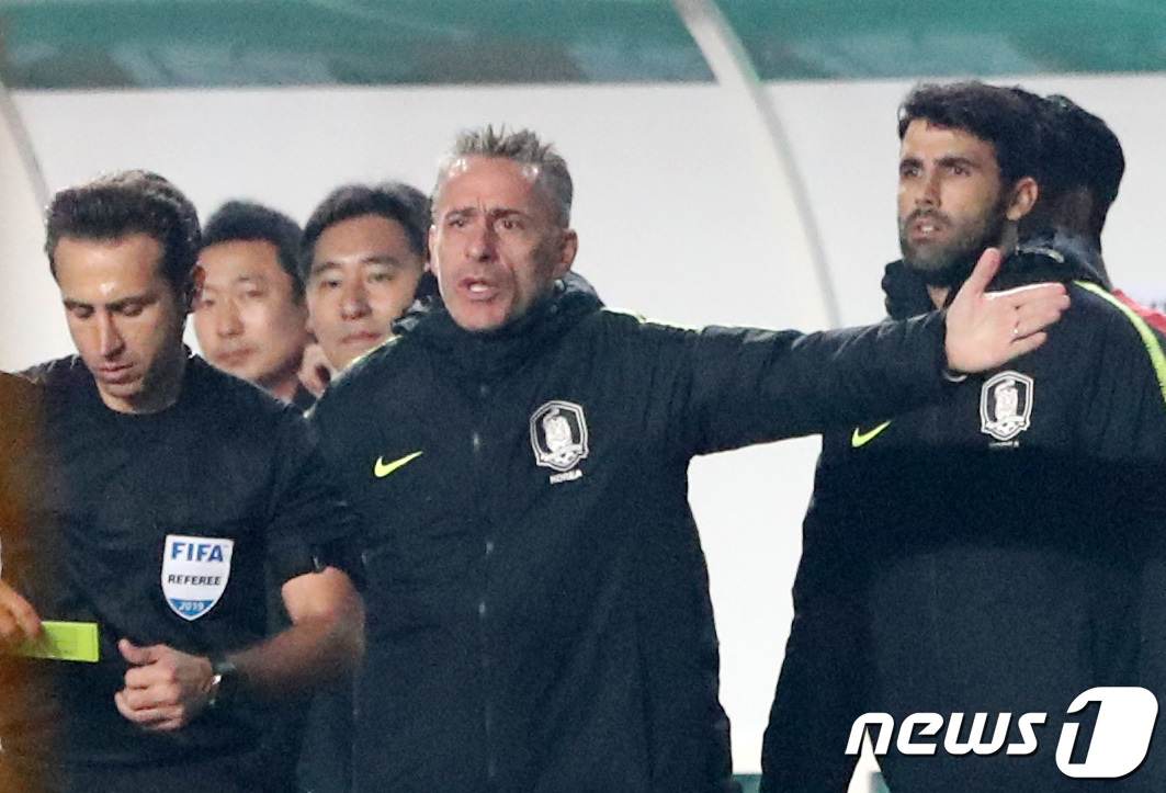 (화성=뉴스1) 조태형 기자 = 축구대표팀 벤투 감독이 10일 오후 경기도 화성시 향남읍 화성종합경기타운에서 열린 2022 국제축구연맹(FIFA) 카타르 월드컵 아시아지역 2차 예 …