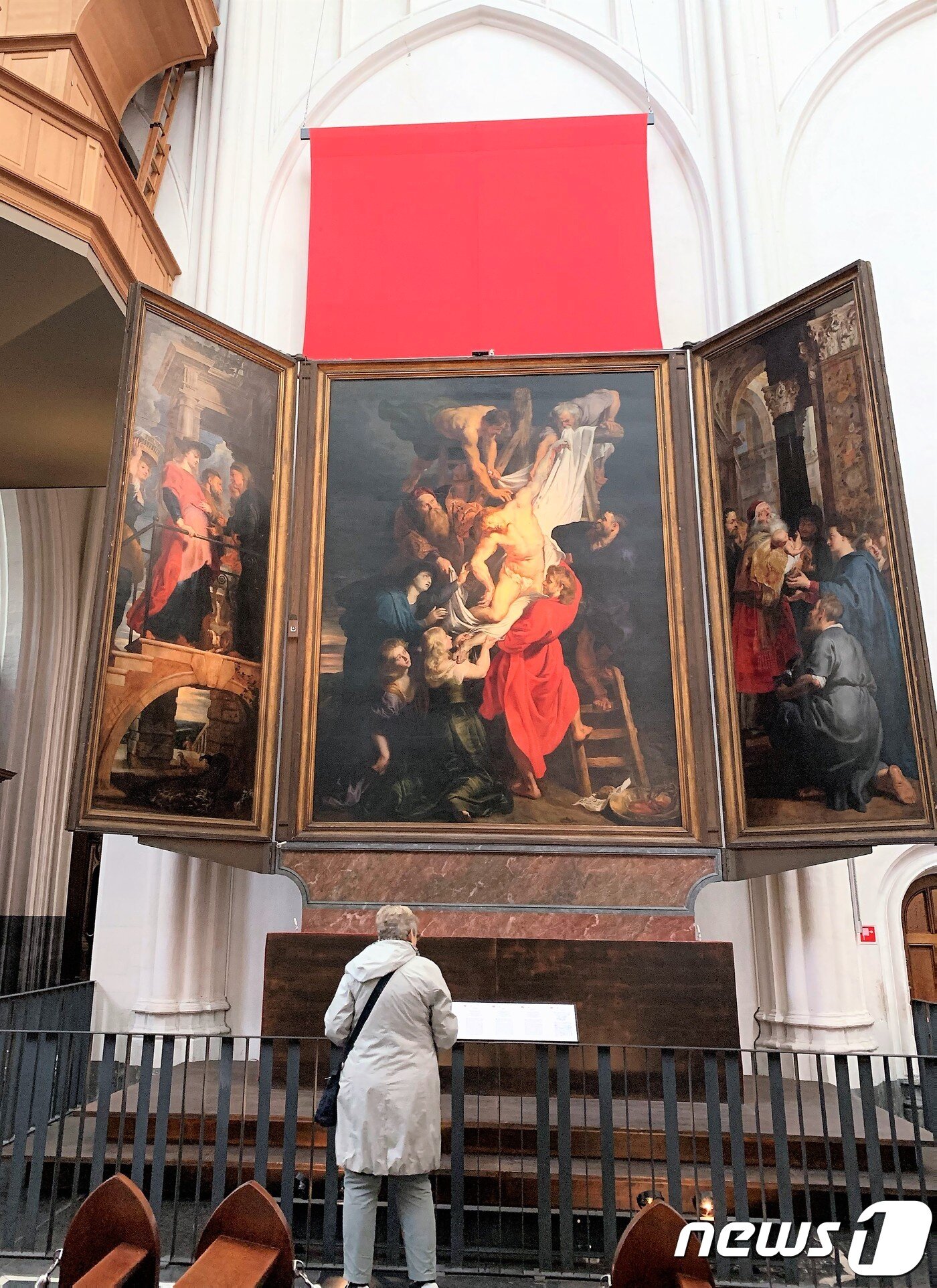 본문 이미지 - 앤트워프의 성모 마리아 대성당에 걸려 있는 루벤스의 '십자가에서 내려지는 그리스도ⓒ 뉴스1