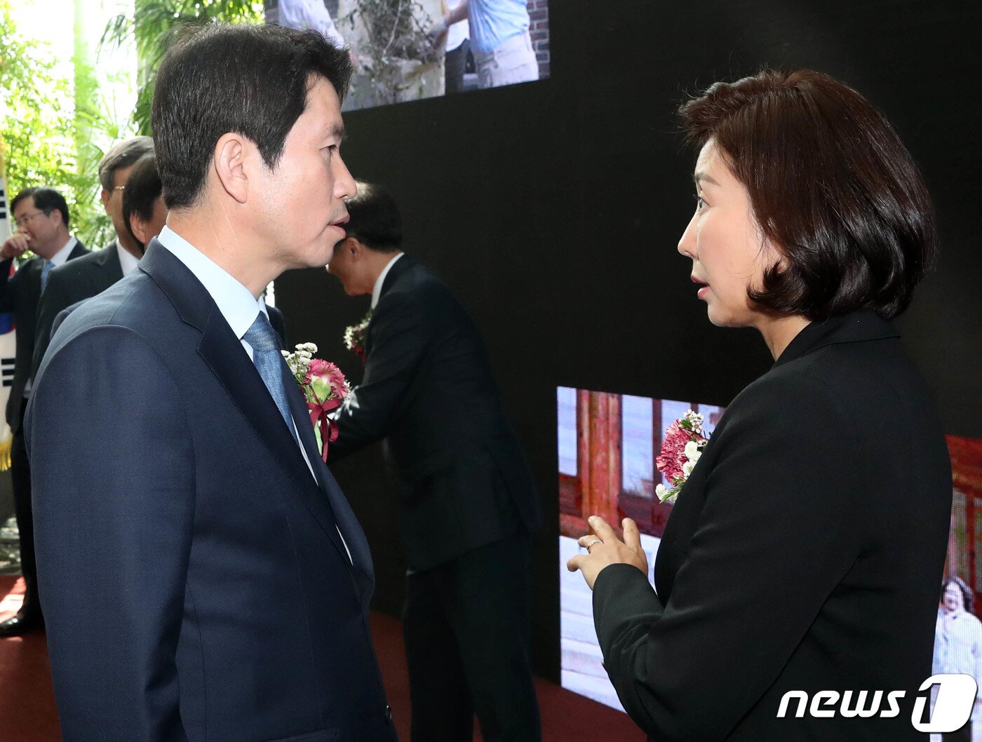 본문 이미지 - 이인영 더불어민주당 원내대표와 나경원 자유한국당 원내대표가 11일 서울 여의도 국회에서 열린 국회예산정책처 설립 16주년 기념식에서 만나 이야기를 나누고 있다. 2019.10.11/뉴스1 ⓒ News1 이종덕 기자